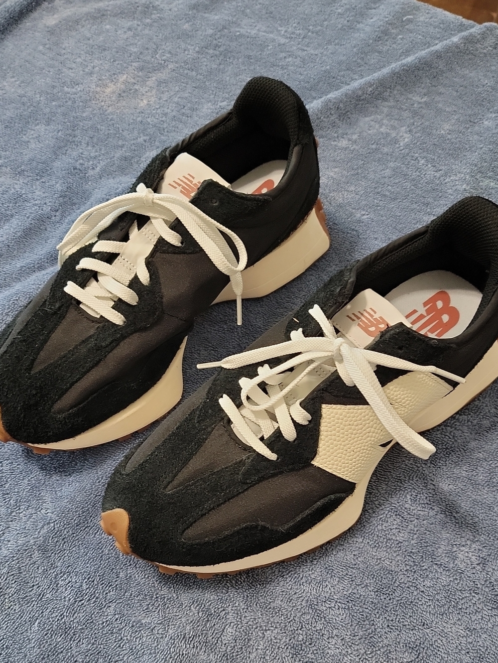 New Balance Women’s 327 Classic Retro Runner — Black Size 10